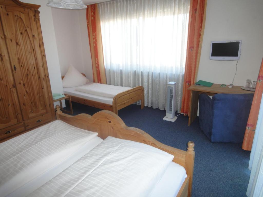 Gasthaus Hirsch Baden-Baden Room photo